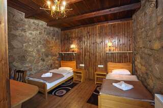 Мини-отель GK Hotel Степанцминда Двухместный номер с 2 отдельными кроватями и душем-18